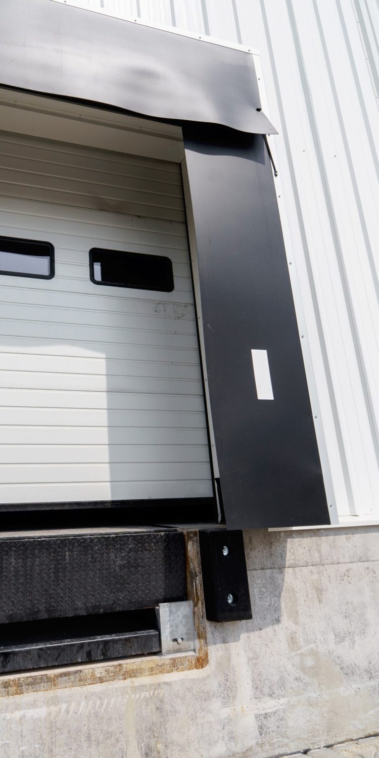 Warehouse gate for loading and unloading cargo in a distributed center